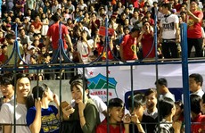 Khán giả Bình Phước chen kín sân xem 'sao U23' của HAGL chơi bóng