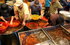 Nhộn nhịp mua cá chép lúc nửa đêm ở chợ lớn nhất Sài Gòn