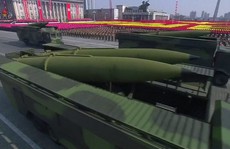 Bắt mạch tên lửa mới của Triều Tiên trong lễ diễu binh lặng lẽ