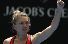 Sharapova bị loại, Halep thoát hiểm sau gần 4 giờ