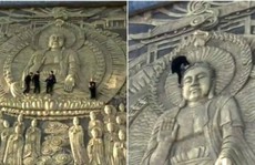 Khách Trung Quốc trèo lên bức điêu khắc Phật khổng lồ
