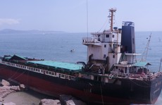 “Xẻ thịt” tàu gặp nạn trên vịnh Quy Nhơn bán phế liệu