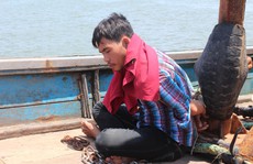 Giải cứu 4 ngư dân bị bắt, xích trói trên tàu cá