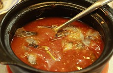 Món tôm 'Võ Tắc Thiên' cay xộc mũi ở Sài Gòn