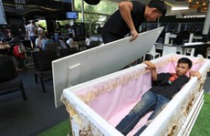 Quán cà phê cho khách thử làm người chết ở Bangkok