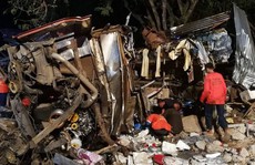 Thái Lan: Xe buýt 2 tầng tông xe tải, ít nhất 18 người chết