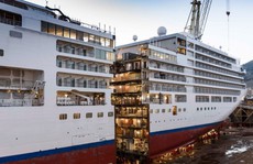 Du thuyền nặng hơn 36.000 tấn ở Ý được 'cắt' đôi như bánh ngọt