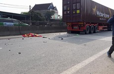 Cụ ông 80 tuổi chở vợ chết thảm dưới bánh xe container