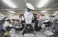Robot đẩy công nhân ra đường