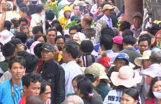 Khách hành hương đổ xô về ngôi miếu lớn nhất Việt Nam