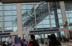 Gió xé mái che sân bay Trung Quốc như xé giấy