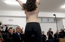 Bầu cử Ý: Để ngực trần phản đối ông Berlusconi