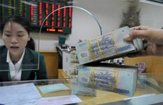 Ngân hàng tăng lãi suất, tặng quà để hút tiền gửi