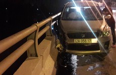 Người đàn ông lái ô tô tông vào thành cầu rồi nhảy sông tự tử