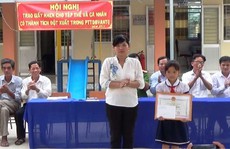 Mẹ con cô bé học sinh nghèo nhưng không tham tiền
