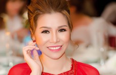 Hoa hậu Bùi Thị Hà lộng lẫy dự tiệc cùng 'người lạ'
