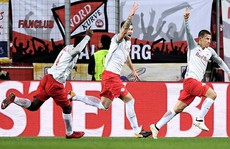 'Bò đỏ' Salzburg đại náo Europa League, Arsenal thoát hiểm thần kỳ