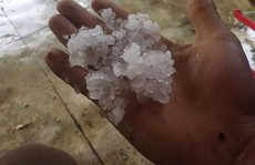 Mưa đá, lốc xoáy khiến hàng trăm ngôi nhà sập, nhiều người bị thương
