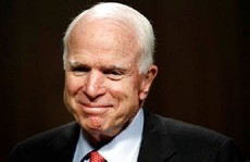 Vừa điều trị ung thư, ông John McCain lại nhập viện phẫu thuật