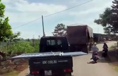 Thót tim xem 'lưỡi hái tử thần' làm xiếc trên đường