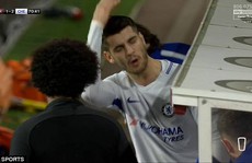 Dứt điểm dở tệ, Morata bị 'ném đá'