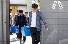 Con sếp Korean Air Lines ném chai nước vào quản lý, trụ sở của cha bị đột kích