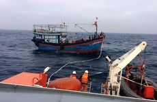 13 ngư dân trên tàu cá chết máy trôi dạt lúc biển động