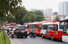 TP HCM: Dòng người nghỉ lễ ùn ùn đổ dồn về bến xe, sân bay