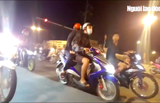 VIDEO: Quái xế 'bão đêm' náo động khu Hàng Xanh