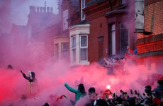 Fan Liverpool ăn mừng trận thắng Man City như thể vô địch