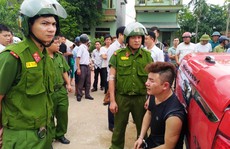 Mang súng, kiếm 'phi' ô tô đến khi hay tin 'vợ hờ' vào khách sạn với người khác