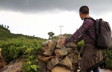 Tháo dỡ bia ghi tên núi Trung Quốc trên đất Lâm Đồng