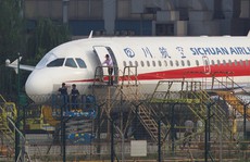 Rơi kính chắn gió buồng lái máy bay, cơ phó 'bị hút nửa người ra ngoài'