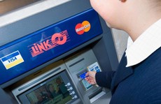 Người dùng thẻ ATM ở các nước có trả phí rút tiền?