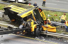 Va chạm xe tải, đầu xe buýt đứt lìa, 2 người chết