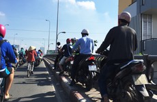 'Ông Tây' chặn dòng xe chạy lên lối đi bộ ở cầu Kênh Tẻ