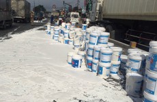Xe container thắng gấp, cả trăm thùng sơn đổ trắng xóa Quốc lộ 1