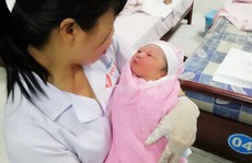 Bé gái sơ sinh bị bỏ rơi tại nhà vệ sinh Công ty Pou Yuen