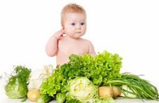 Trẻ lười ăn rau, có nên bù lại bằng trái cây?