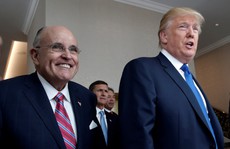 Ông Trump 'dằn mặt' luật sư  mới về vụ ngôi sao phim người lớn
