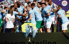 Cúp rơi và những hình ảnh ấn tượng ngày Man City đăng quang