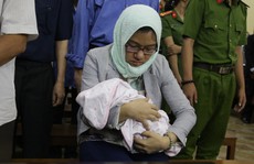 Trợ thủ đắc lực của bà Hứa Thị Phấn mang con sơ sinh đến tòa
