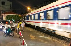 “Xế hộp” lao qua đường ngang khi gác chắn đã đóng