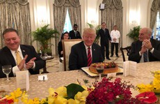 Chiếc bánh sinh nhật bất ngờ trên bàn Tổng thống Trump