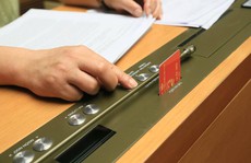 Cận cảnh đại biểu QH “bấm nút” thông qua việc lùi dự án Luật Đặc khu