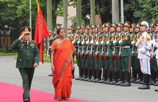 Nữ Bộ trưởng Quốc phòng Ấn Độ duyệt Đội Danh dự Quân đội nhân dân Việt Nam