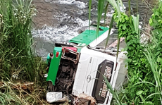 Tai nạn thảm khốc khi xe khách lao xuống vực, 21 người thương vong