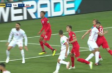 Trọng tài trận Anh-Tunisia bị “ném đá” vì không dùng VAR
