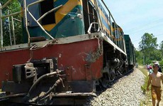 Lại xảy ra tai nạn đường sắt nghiêm trọng, tàu hỏa tông xe ben chở đá