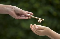 Ông qua đời đột ngột, ai được nhận thay sổ đỏ?